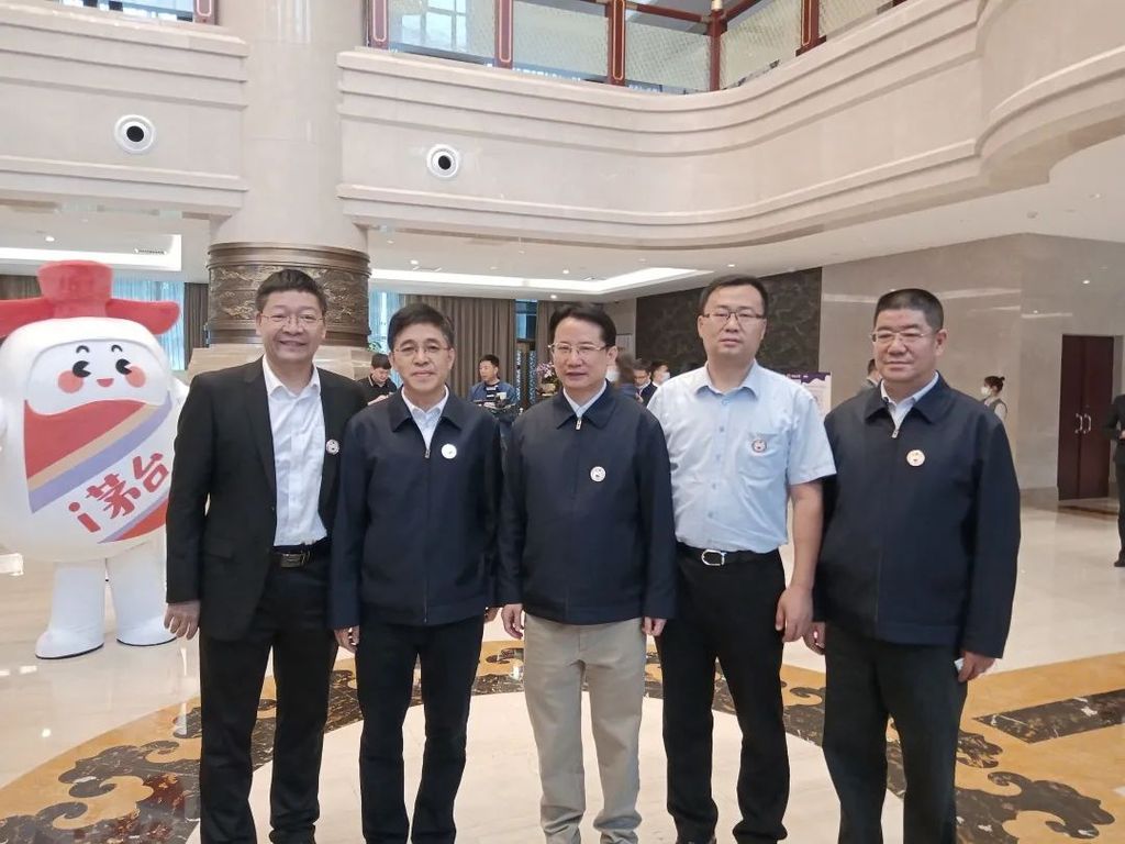 1660871690136269.jpg 图2:公司党委书记、总经理陈伟峰、第八分公司总经理汪文军与茅台集团领导合影.jpg